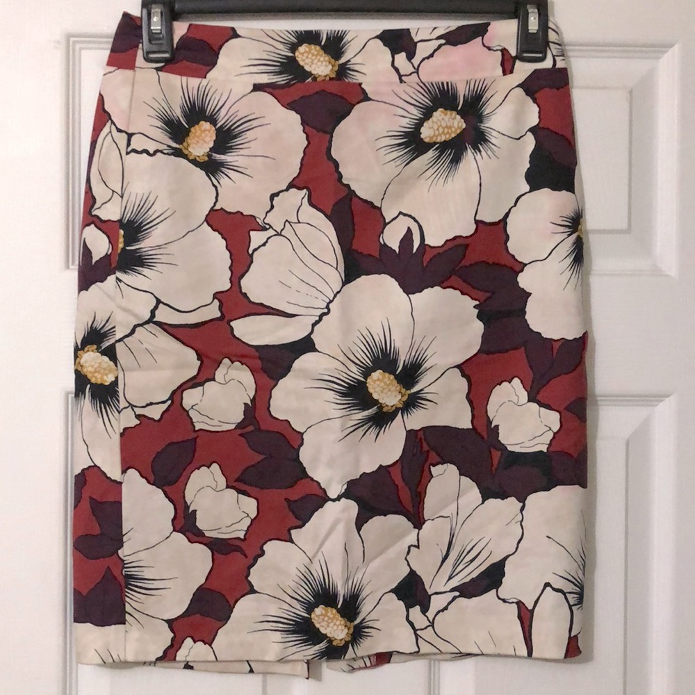 Ann Taylor Red and White Floral Pencil Skirt Size 2